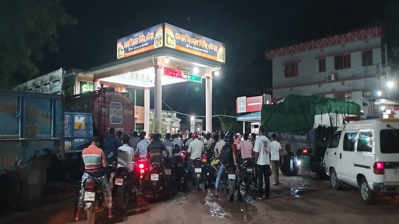 চাঁপাইনবাবগঞ্জের ফিলিং ষ্টেশনে আবারও বাইকারদের লম্বা লাইন,তেল দেয়া বন্ধ অনেক ষ্টেশনে